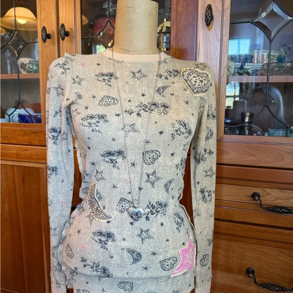 Scrapbook Beige Shirt with Black and Yellow Graphic - Picture 4 of 16